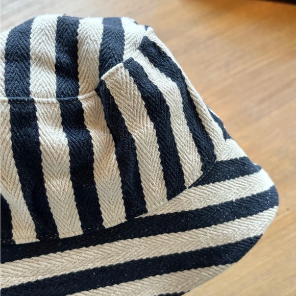 Black and white stripe bucket hat - Picture 4 of 5